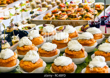 Servizi di ristorazione concetto: vaniglia tortine guarnita con crema bianca, vari spuntini serviti in un evento di Business Hotel, il compleanno o la celebrazione dei matrimoni Foto Stock