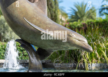 Primo piano della 'il legame dei delfini in bronzo scultura di David H. Turner presso la società dei quattro arti' Philip Hulitar Sculpture Garden in Palm Beach, FL. Foto Stock