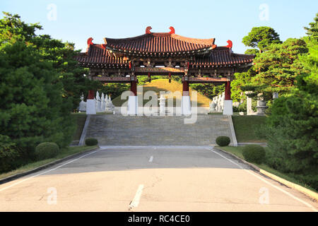 Ingresso della tomba di Re Tongmyong, fondatore dell'antico regno Goguryeo, Ryongsan-ri, la Corea del Nord (DPRK). Patrimonio mondiale dell UNESCO Foto Stock