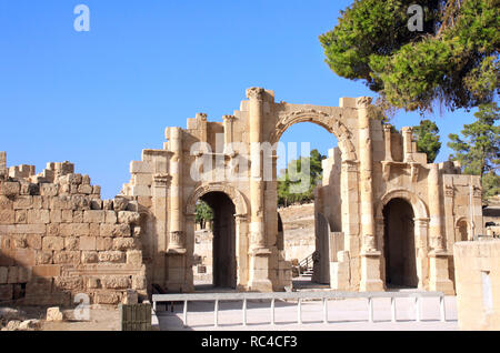 Arco Trionfale in Jerash (Gerasa), antica capitale romana e la più grande città di Jerash Governatorato, Giordania. Patrimonio mondiale dell UNESCO Foto Stock