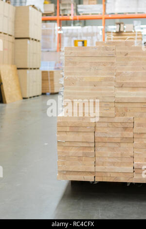 Pallet con pannelli in negozio di ferramenta. Pranzo schede dell'edificio. Negozio di materiali edili. magazzino con varietà di legname per la costruzione di un Foto Stock