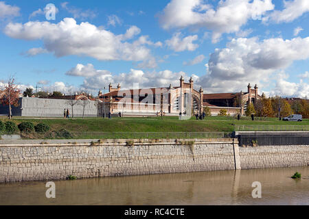 Madrid - Madrid Rio Park area per lo sport e il tempo libero sul fiume Manzanares. In background Matadero Madrid centro culturale Foto Stock