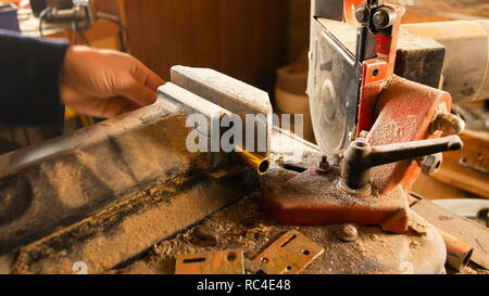 Banda di dettagli macchina segatrice per materiali ferrosi, utilizzato dai fabbri ferrai per tagliare le aste e le piastre di metallo Foto Stock