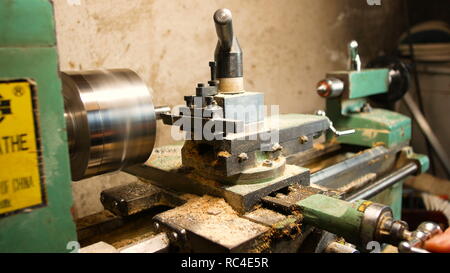 Tornio per lavorare il metallo, macchinari per la preparazione di pezzi di meccanica e hobby in modo molto preciso Foto Stock