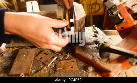 Banda di dettagli macchina segatrice per materiali ferrosi, utilizzato dai fabbri ferrai per tagliare le aste e le piastre di metallo Foto Stock