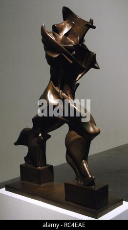 Umberto Boccioni (1882-1916). Pittore e scultore italiano in genere futuristico. Forme uniche di continuità nello spazio, 1913. Scultura in bronzo. Tate Modern. Londra. In Inghilterra. Regno Unito. Foto Stock
