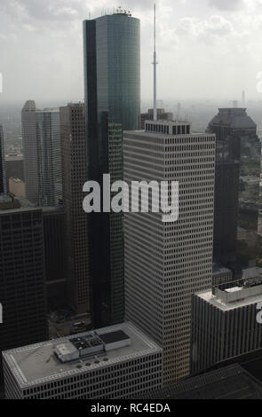 ESTADOS UNIDOS. HOUSTON. Panorámica del centro de la ciudad. En primer término, el uno scafo PLAZA, rascacielos con fachada de marmol, ubicado en el complejo 'shell Plaza Torri". Vista desde el Mirador del piso 60 de la 'JP Morgan Chase Tower". Estado de Texas. Foto Stock