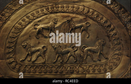 Arte etrusca. L'Italia. Grande gold fibula decorata con i lions. Essa proviene dalla tomba Regolini-Galassi. Necropoli del Sorbo. Vii secolo A.C. Dettaglio. Museo Gregoriano Etrusco. Musei Vaticani. Città del Vaticano. Foto Stock