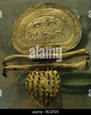 Arte etrusca. L'Italia. Grande gold fibula decorata con i lions. Essa proviene dalla tomba Regolini-Galassi. Necropoli del Sorbo. Vii secolo A.C. Museo Gregoriano Etrusco. Musei Vaticani. Città del Vaticano. Foto Stock