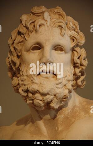 Arte greche. La Grecia. Busto di Esculapio. Pentelic marble. Busto. Copia del II secolo A.C. La replica della statua di Asclepio che Scopas scolpiti tra 350-300 A.C. Trovato in Mounichia, nel Santuario di Asclepio nel porto del Pireo. Museo Archeologico Nazionale. Atene. La Grecia. Foto Stock