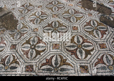 Villa romana di Pisoes. Pavimento a mosaico raffigurante geometrici e motivi naturalistici. Il Portogallo. L'Alentejo. Beja. Foto Stock