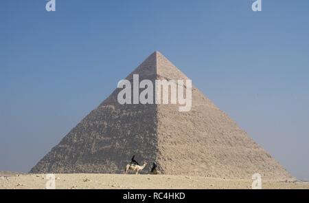 L'Egitto. Piramidi di Giza. La piramide di Khafre, noto anche come la piramide di Chephren. Tomba della quarta dinastia faraone Khafre (Chephren). Xxvi secolo A.C. Antico Regno. Foto Stock