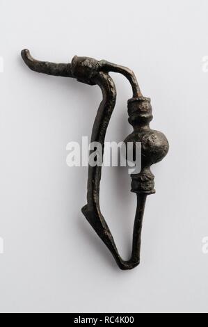 Il bronzo Fibula piedi area di ' La Tene ' tipo 5, 5 x 3.5 cms - seconda età del ferro dal sito archeologico di ' La Coronilla' in Alcalá de Henares - ' Burgo de Santiuste Museo ' (Madrid). Spagna. Foto Stock