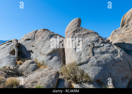 Le formazioni rocciose e salvia in Alabama colline della California, Stati Uniti d'America Foto Stock