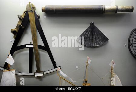 Vecchi strumenti di navigazione. Telescopio vintage, Sextant e quadrante. Il XVIII secolo. Museo di storia e di navigazione. Riga. La lettonia. Foto Stock