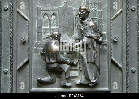 Repubblica ceca. Praga. Cattedrale di San Vito. Porta di bronzo, fatto   nel 1927 da Otakar Spaniel (1881-1955). Decorate con rilievi della costruzione della cattedrale. Foto Stock