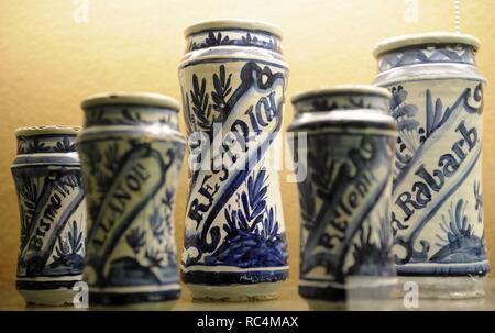 Vasi per memorizzare "Aspirina' e 'Bicarbonat'. Museo della farmacia. Turku. La Finlandia. Foto Stock