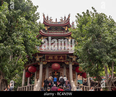 Turisti per il Tempio di South Putuo o Nanputuo a Xiamen Foto Stock