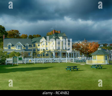 Un parco sulla isola di Mackinac, Michigan in una giornata di vento in ottobre. Foto Stock