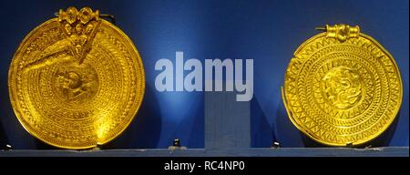 Gold bracteates. Quello sulla sinistra proviene da Fardhem, Gotland. 400-100 d.c. Storia svedese museo. Stoccolma. La Svezia. Foto Stock