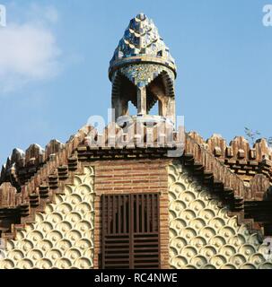 Barcellona, in Catalogna, Spagna. Gaudi Gu ell padiglioni, 1884-1887. Progettato da Antonio Gaudi. Servizio di portineria. Dome. Foto Stock