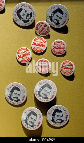 Piastre con la faccia stampata di unione leader Lech Valesa (1943), co-fondatore di solidarietà. La Polonia. Anni ottanta. La solidarietà europea centro. Gdansk. La Polonia. Foto Stock