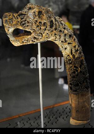 Animale-testa post scolpita in legno. Trovato nella tomba della barca di Oseberg, Norvegia. Ix secolo. Museo della Nave Vichinga. Oslo. La Norvegia. Foto Stock