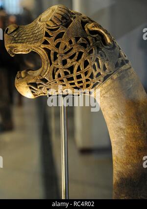 Animale-testa post scolpita in legno. Trovato nella tomba della barca di Oseberg, Norvegia. Ix secolo. Museo della Nave Vichinga. Oslo. La Norvegia. Foto Stock