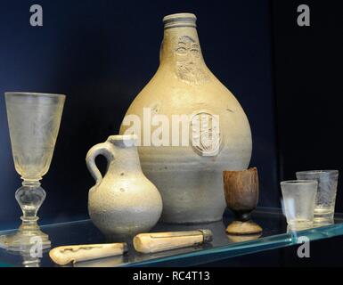 La vita quotidiana della nave. Utensili Diferents: coltello, coppa, vetro. Il Museo Marittimo Norvegese. Oslo. La Norvegia. Foto Stock