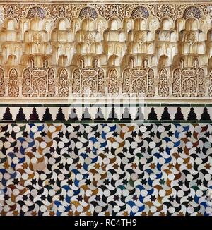 Granada. Alhambra. Nasrid dynasty. Decorato con arabeschi, calligrafia e tassellazione piastrelle. Andalusia, Spagna. Il XIII secolo. Foto Stock