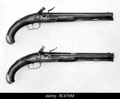 Coppia di Flintlock Pistols. Cultura: tedesco, Regensburg. Dimensioni: L. 16 3/4 in. (42,6 cm); L. della canna 11 1/4 in. (28,6 cm); L. del freno 4 1/2 in. (11,4 cm); Cal. .56 in. (14,2 mm); Wt. 1 lb. 13 oz. (822 g). Armaiolo: Johann Andreas Kuchenreuter (tedesco, Regensburg, 1716-1795). Data: ca. 1760-70. Varie generazioni della famiglia Kuchenreuter sono stati coronati da successo armaioli il cui patroni incluso il Re di Boemia, Napoleone e lo Zar di Russia. Johann Andreas e suo padre Johann Jacob erano tra i più famosi i membri di questa pistola-making dinastia. Museo: Metropolitan Museum di Foto Stock