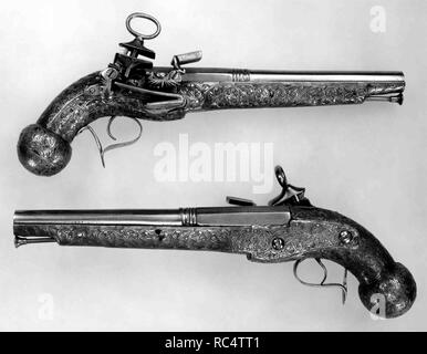 Coppia di Miquelet Flintlock Pistols. Cultura: spagnolo, la Catalogna. Dimensioni: L. di ogni 12 5/8 in. (32,1 cm); L. di ogni canna 8 7/8 in. (22,5 cm); Cal. di ciascun .55 in. (14,0 mm); peso di ogni 1 lb. 11 oz. (765 g). Data: datata 1687. Questo unico stile catalano della pistola è associato con la città di Ripoll, dove vi era una fiorente industria gunmaking dal XVII secolo fino a 1830s. Museo: Metropolitan Museum of Art di New York, Stati Uniti d'America. Foto Stock