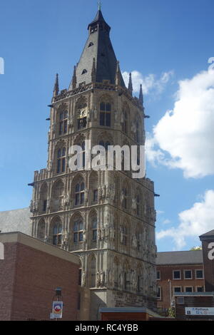 La torre della storica città di Colonia Hall, come si vede dal Alter Markt square. La torre raggiunge un altezza di 61 metri ed è stato completato nel 1414. Foto Stock