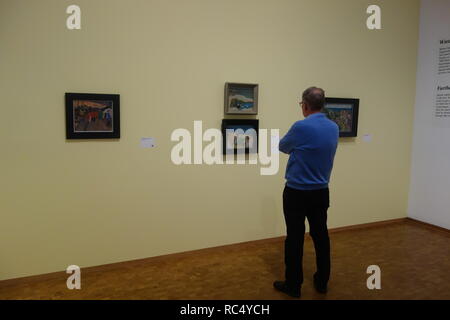 Un uomo di vedute all'interno dipinti del Museo Ludwig, una galleria di arte moderna di Colonia. Foto Stock