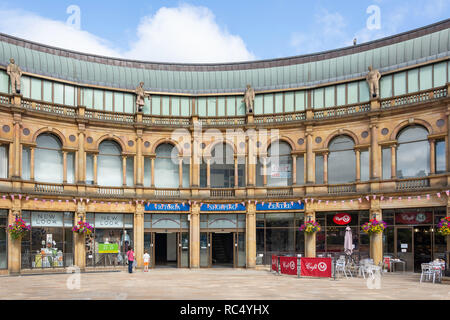 Ingresso al Victoria Shopping Centre, stazione Parade, Harrogate, North Yorkshire, Inghilterra, Regno Unito Foto Stock