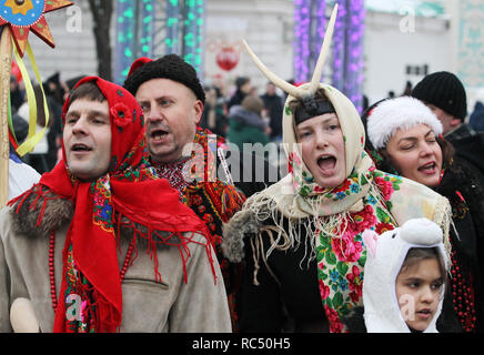 Persone vestite in costume visto che cantano durante l'Ucraina vacanza tradizionale celebrazione presso la Basilica di Santa Sofia piazza a Kiev in Ucraina. Il Malanka conosciuta anche come il vecchio nuovo anno celebrazione è una in stile medievale carnevale dedicata alla santa cristiana, la data coincide con l inizio del nuovo anno secondo il vecchio calendario giuliano. Foto Stock