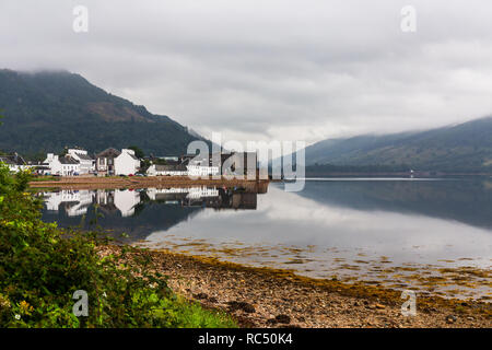 La città di Inveraray sulle rive di Loch Fyne nelle Highlands della Scozia, Regno Unito. Foto Stock