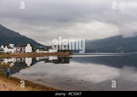 La città di Inveraray sulle rive di Loch Fyne nelle Highlands della Scozia, Regno Unito. Foto Stock