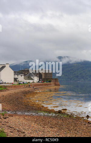 La città di Inveraray sulle rive di Loch Fyne nelle Highlands della Scozia, Regno Unito. Foto Stock