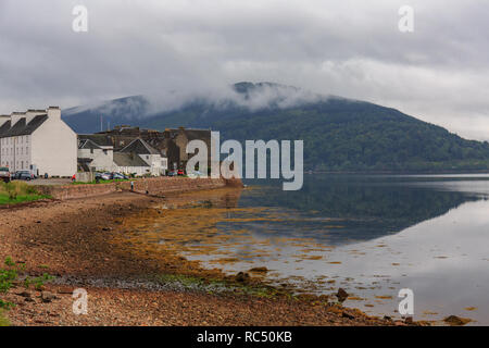 La città di Inveraray sulle rive di Loch Fyne nelle Highlands della Scozia, Regno Unito. Foto Stock