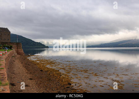 La città di Inveraray sulle rive di Loch Fyne nelle Highlands della Scozia, Regno Unito. Foto Stock