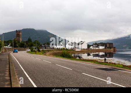 La città di Inveraray sulle rive di Loch Fyne nelle Highlands della Scozia, Regno Unito. Foto Stock