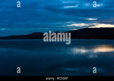 Vista su Loch Fyne verso Inveraray in notturna a Scoltand, UK. Foto Stock