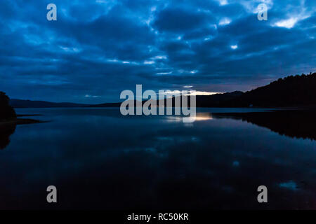 Vista su Loch Fyne verso Inveraray in notturna a Scoltand, UK. Foto Stock