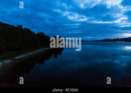 Vista su Loch Fyne verso Inveraray in notturna a Scoltand, UK. Foto Stock