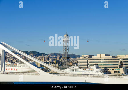 Barcellona, Spagna - 10 Novembre 2018: vista su Ponte Porta d'Europa presso la città, una torre della linea tramviaria Torre Jaume e traghetti Baleari Foto Stock