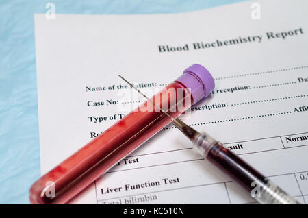 Raccolta di sangue per analisi biochimiche del sangue per malattie metaboliche Foto Stock