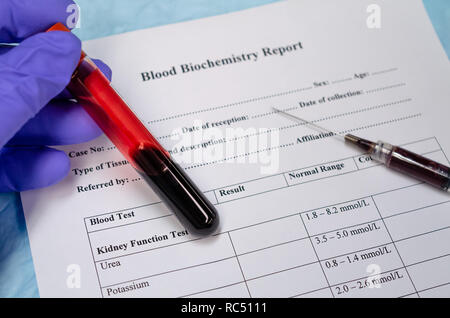 Raccolta di sangue per analisi biochimiche del sangue per malattie metaboliche Foto Stock