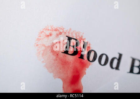Raccolta di sangue per analisi biochimiche del sangue per malattie metaboliche Foto Stock