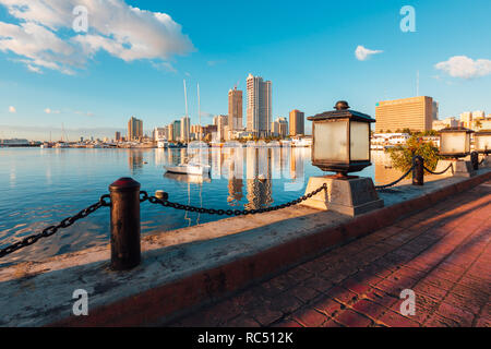 Skyline della città di Manila e la baia di Manila lungo il porto Foto Stock